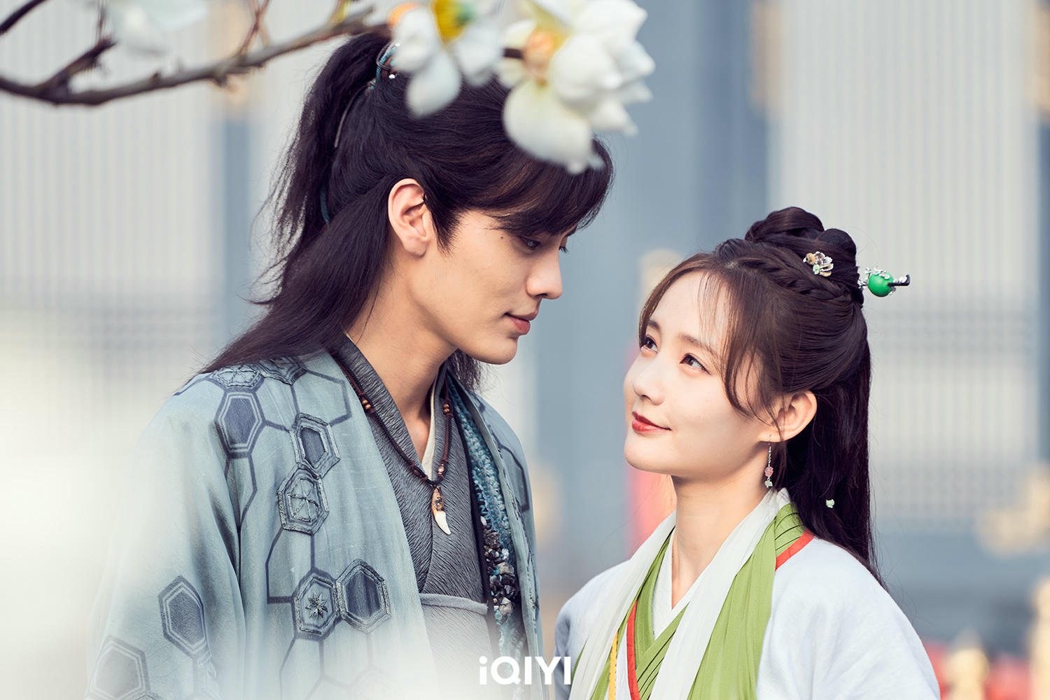 《九霄寒夜暖》連登日榜第一,李一桐、畢雯珺戲裡吻不停,戲外同遊迪士尼! - 第1張圖 《九霄寒夜暖》連登日榜第一,李一桐、畢雯珺戲裡吻不停,戲外同遊迪士尼!