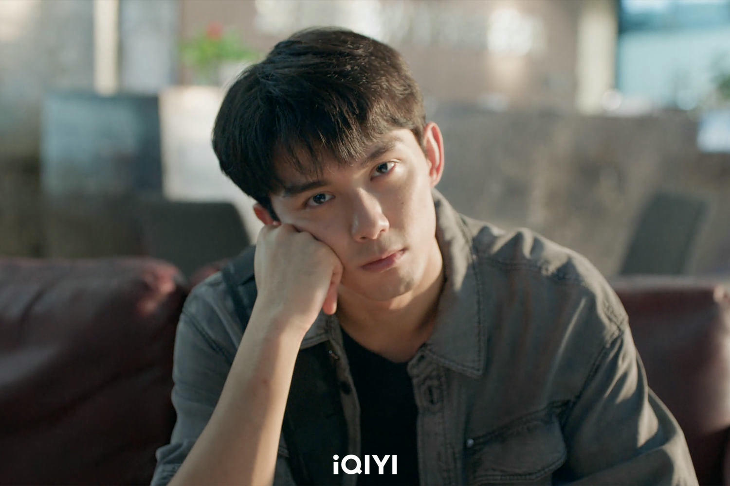 《愛情而已》姊弟戀天花板，吳磊一展好身材，直球狂撩周雨彤！