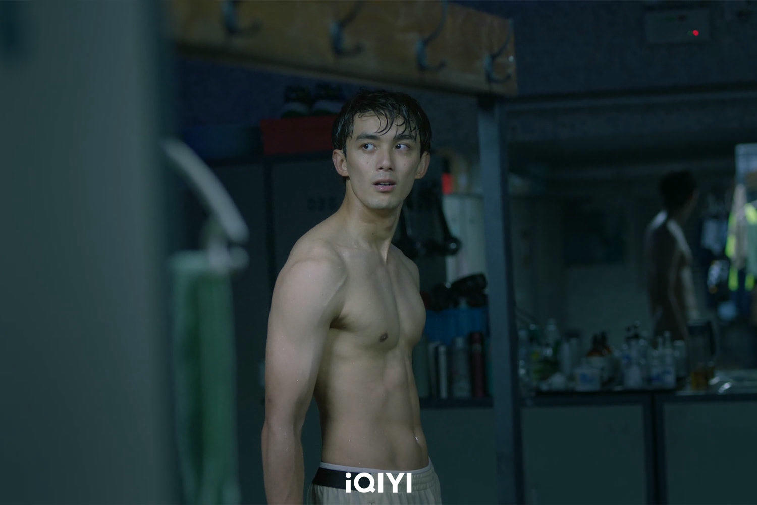 《愛情而已》姊弟戀天花板，吳磊一展好身材，直球狂撩周雨彤！