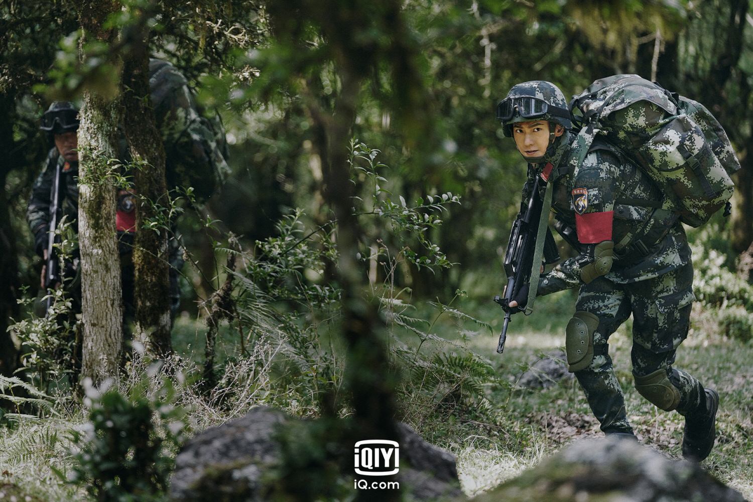 楊洋《特戰榮耀》單手扔油桶魅力值再度爆棚！受封行走的費洛蒙卻出現嘔吐反應！？