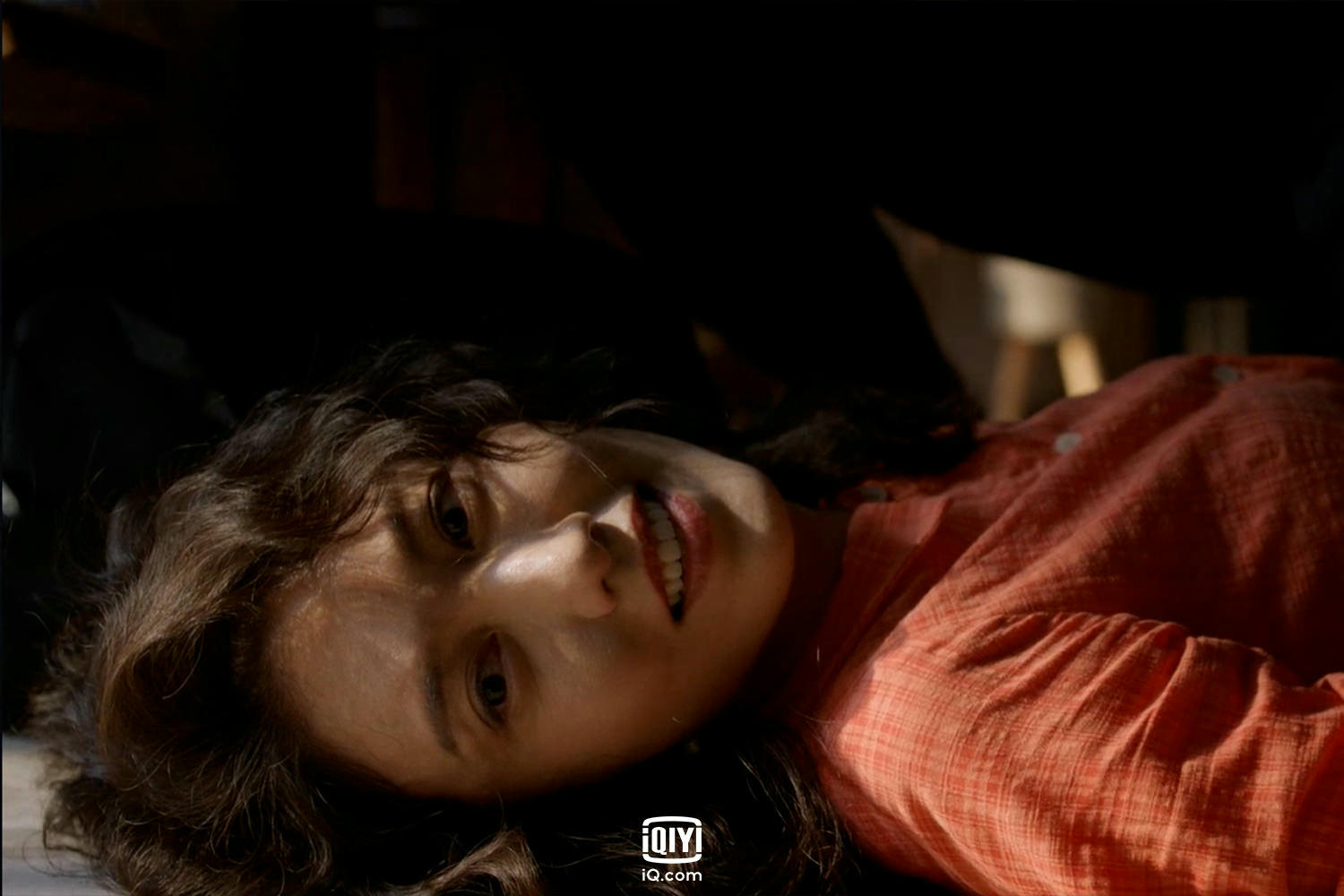 《誰是兇手》開場4分鐘就遇害，趙麗穎扮神秘心理醫師，內心卻有雙重面孔？！