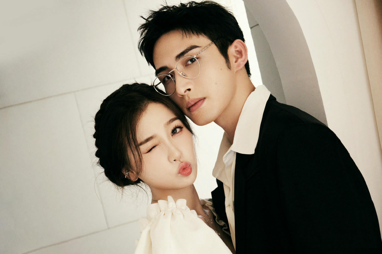 《兩個人的小森林》豆瓣6.6!虞書欣300套穿搭亮相、與張彬彬組治癒系「花鳥CP」 - 第1張圖 《兩個人的小森林》豆瓣6.6!虞書欣300套穿搭亮相、與張彬彬組治癒系「花鳥CP」