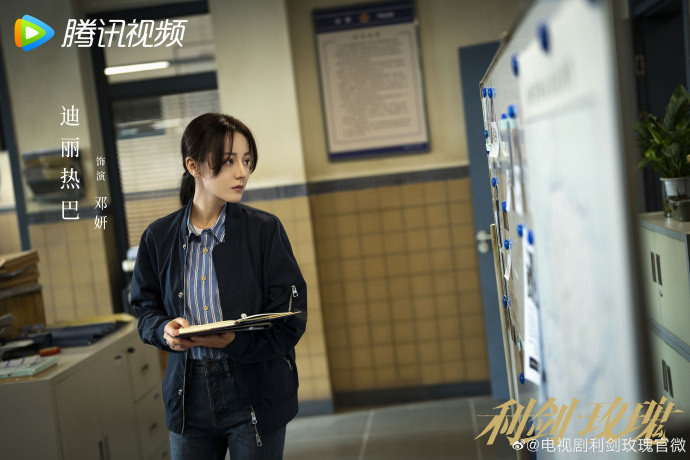 《利劍玫瑰》近日殺青！迪麗熱巴轉戰刑偵劇，金世佳上位男一，卻掀起番位爭議！？