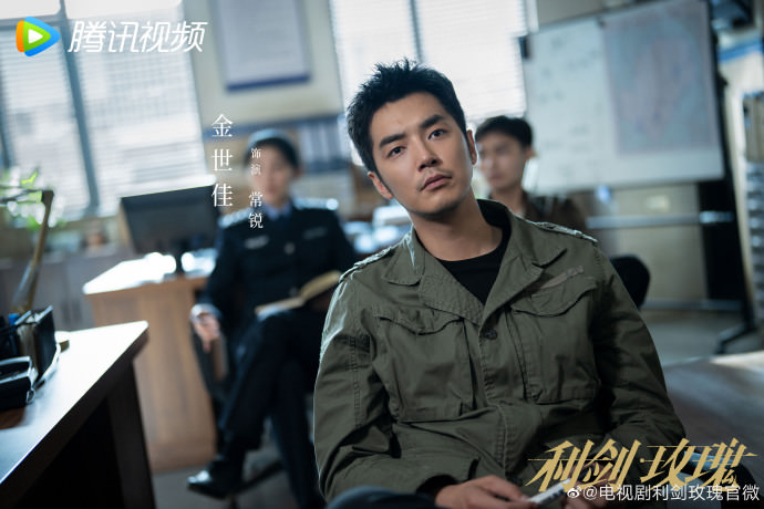 《利劍玫瑰》近日殺青！迪麗熱巴轉戰刑偵劇，金世佳上位男一，卻掀起番位爭議！？