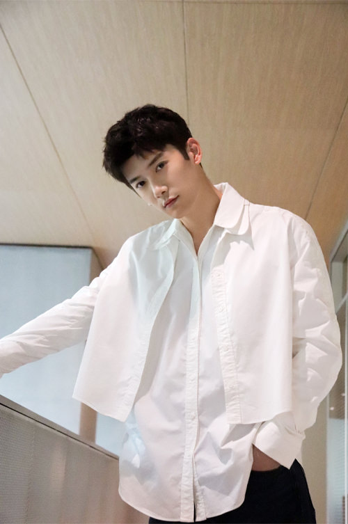 《暴風眼》楊冪母雞帶小雞!張彬彬揪團拍戲,旗下男神竟是他最得寵?! - 第5張圖 《暴風眼》楊冪母雞帶小雞!張彬彬揪團拍戲,旗下男神竟是他最得寵?!