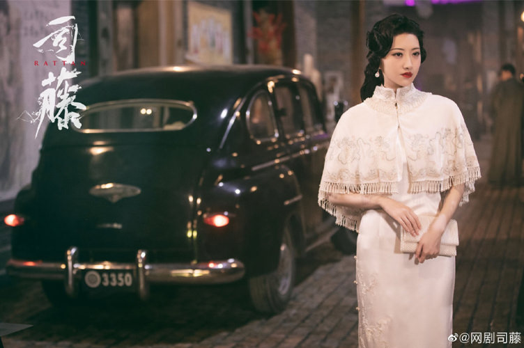 《司藤》景甜旗袍造型典雅，迪麗熱巴俏麗、趙麗穎賢淑，哪位女星的旗袍你最愛？