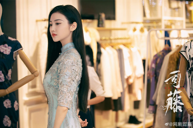 《司藤》景甜旗袍造型典雅，迪麗熱巴俏麗、趙麗穎賢淑，哪位女星的旗袍你最愛？
