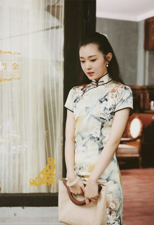 《司藤》景甜旗袍造型典雅，迪麗熱巴俏麗、趙麗穎賢淑，哪位女星的旗袍你最愛？