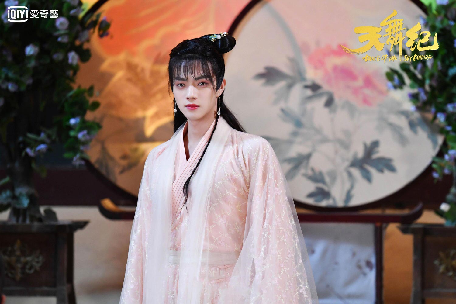 這誰啊！8個男扮女裝卻美到犯規的男星，許凱上熱搜，他因任務穿女裝到澡堂！