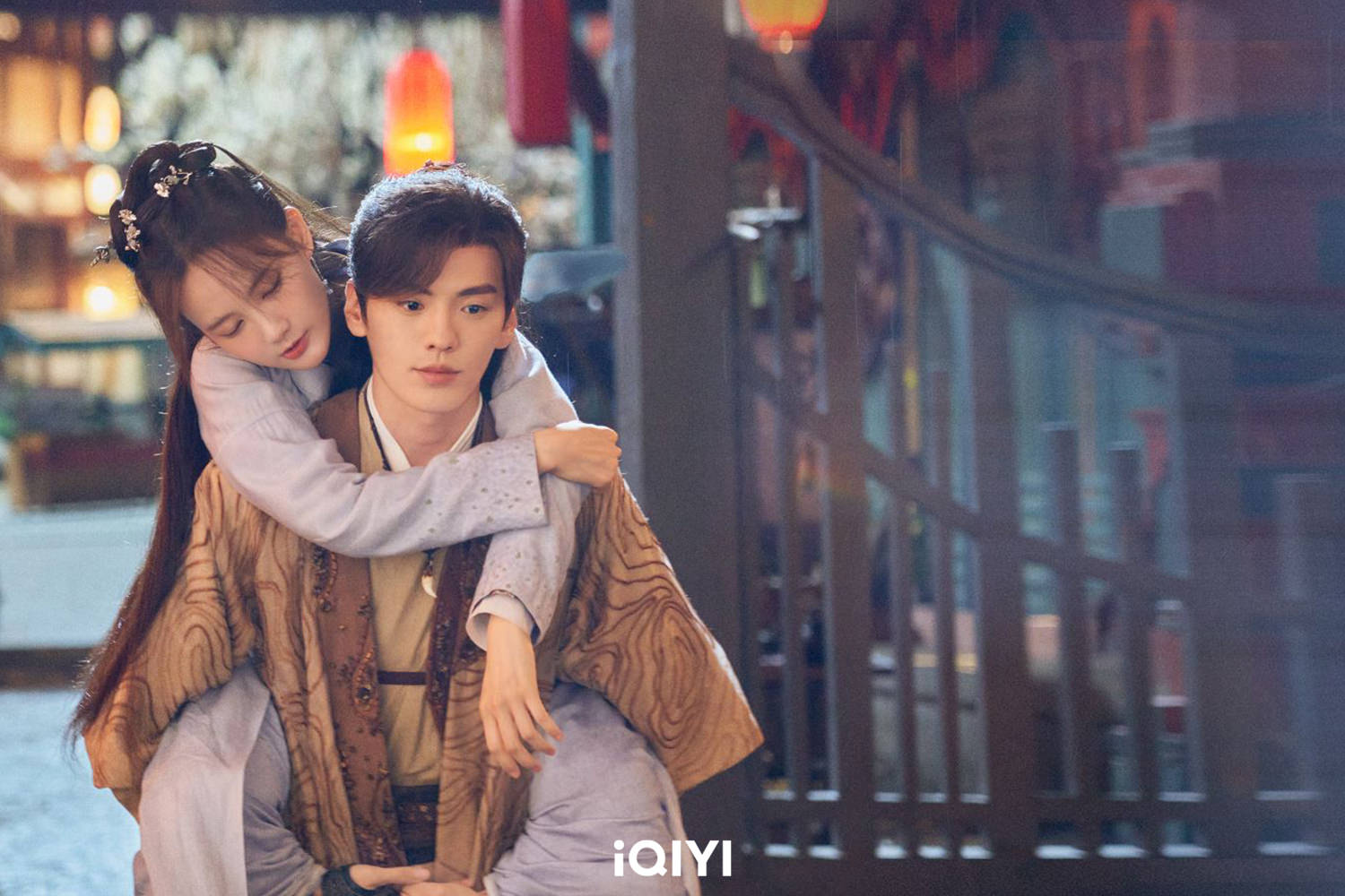 《九霄寒夜暖》連登日榜第一,李一桐、畢雯珺戲裡吻不停,戲外同遊迪士尼! - 第2張圖 《九霄寒夜暖》連登日榜第一,李一桐、畢雯珺戲裡吻不停,戲外同遊迪士尼!