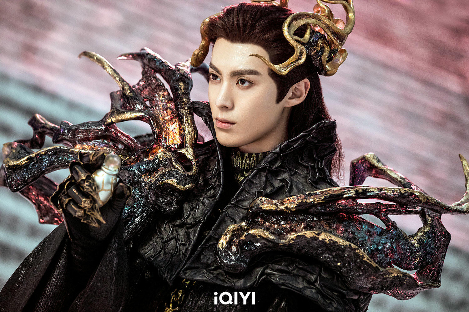 《蒼蘭訣》王鶴棣、虞書欣先親後愛　霸氣英姿被網封「慣蘭高手」