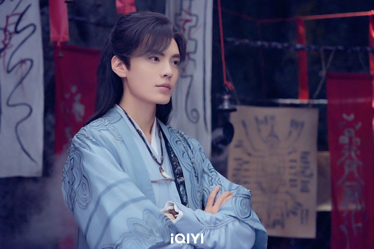 《九霄寒夜暖》連登日榜第一,李一桐、畢雯珺戲裡吻不停,戲外同遊迪士尼! - 第3張圖 《九霄寒夜暖》連登日榜第一,李一桐、畢雯珺戲裡吻不停,戲外同遊迪士尼!