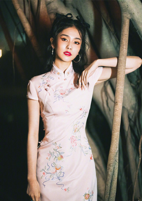 《司藤》景甜旗袍造型典雅，迪麗熱巴俏麗、趙麗穎賢淑，哪位女星的旗袍你最愛？