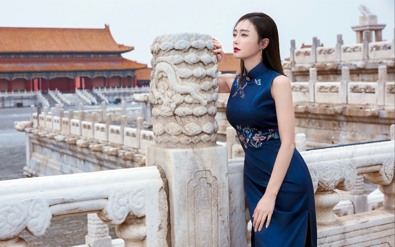 《司藤》景甜旗袍造型典雅，迪麗熱巴俏麗、趙麗穎賢淑，哪位女星的旗袍你最愛？