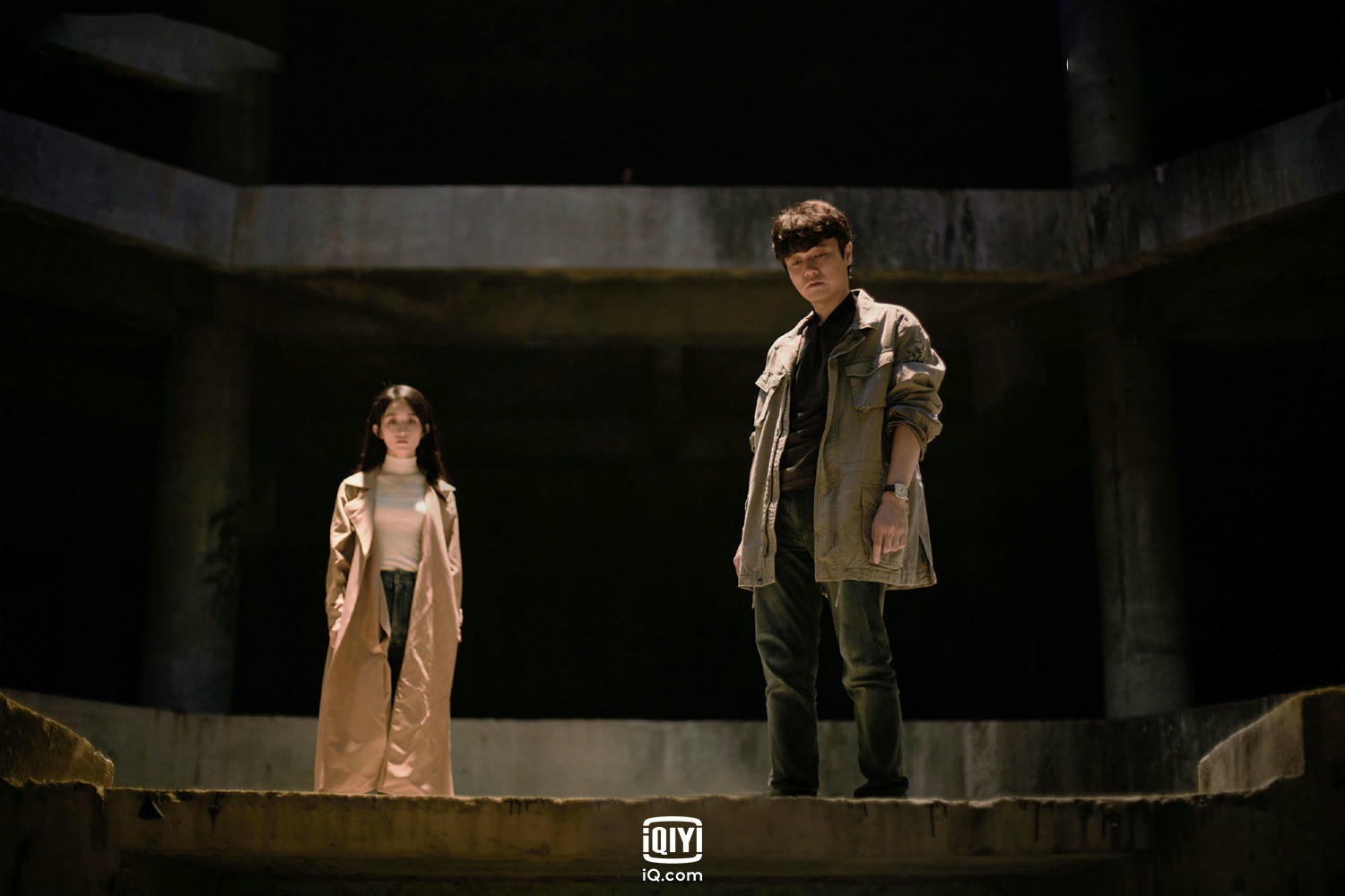 《誰是兇手》開場4分鐘就遇害，趙麗穎扮神秘心理醫師，內心卻有雙重面孔？！