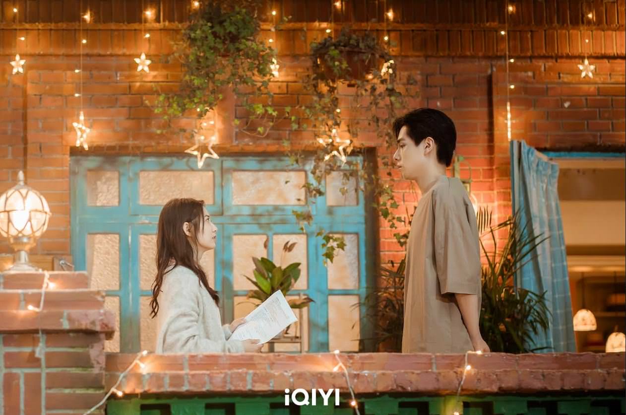 《超時空羅曼史》剛開播就同居！陳鈺琪「爆人品」床邊嘟嘴靠近胡一天！