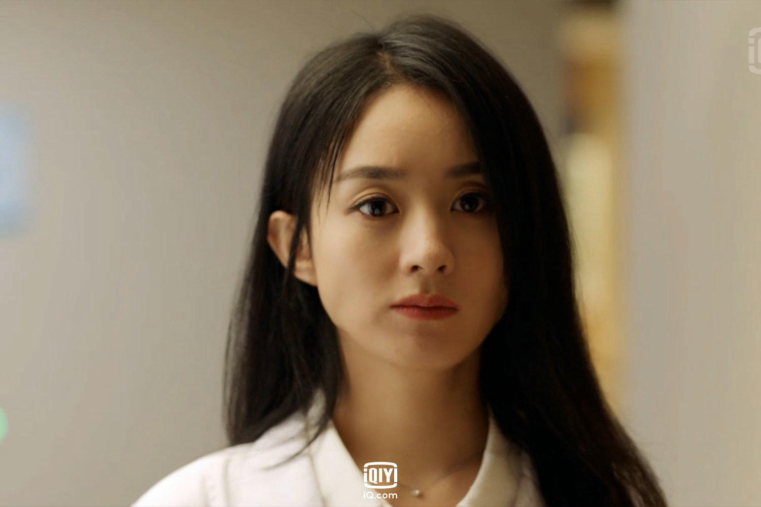 《誰是兇手》開場4分鐘就遇害，趙麗穎扮神秘心理醫師，內心卻有雙重面孔？！