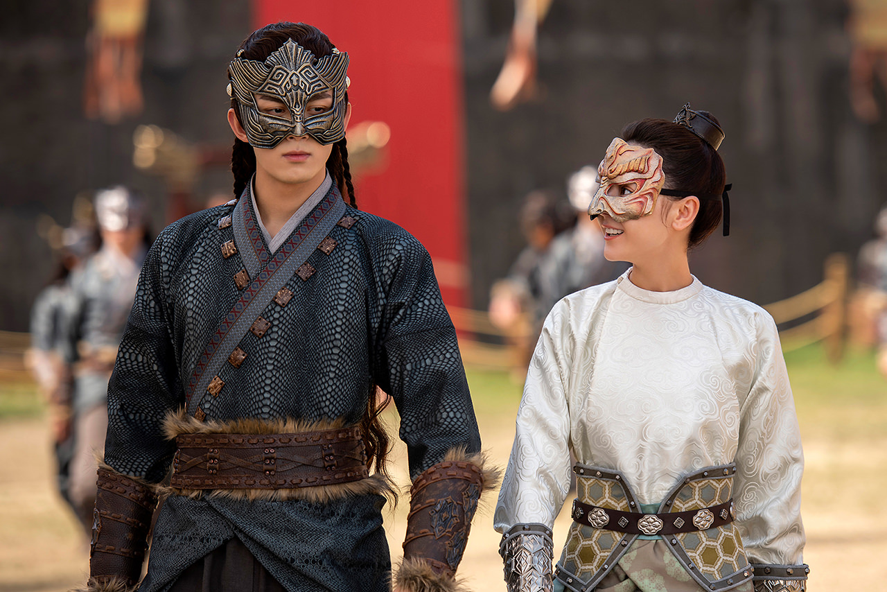 《長歌行》開播霸佔熱搜！熱巴甩吳磊，竟先跟趙露思組CP？！造型評價兩極引發熱議！