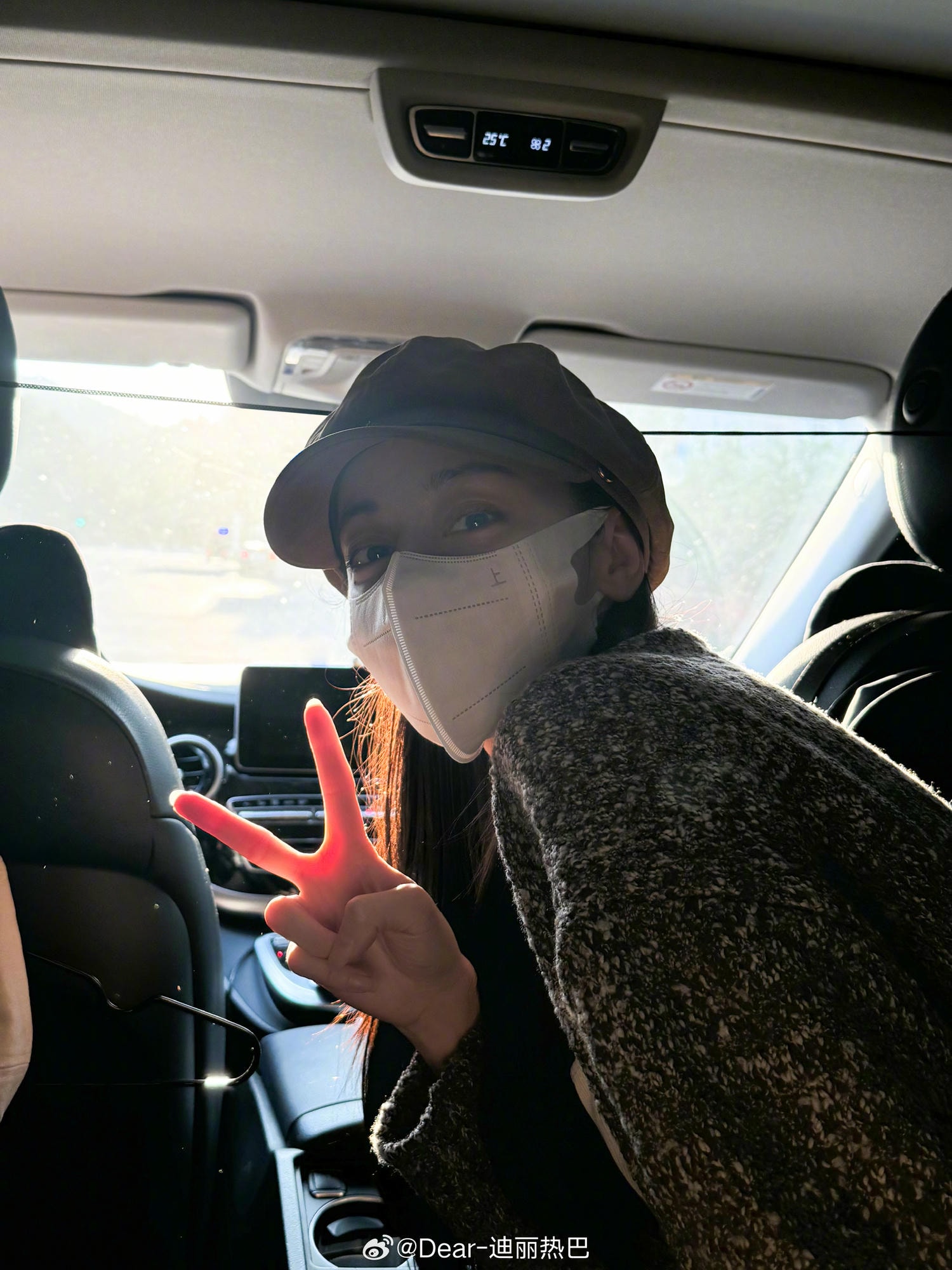 迪麗熱巴滯留杜拜 3 天,團隊卻直飛巴黎,行程安排遭轟太離譜! - 第1張圖 迪麗熱巴滯留杜拜 3 天,團隊卻直飛巴黎,行程安排遭轟太離譜!